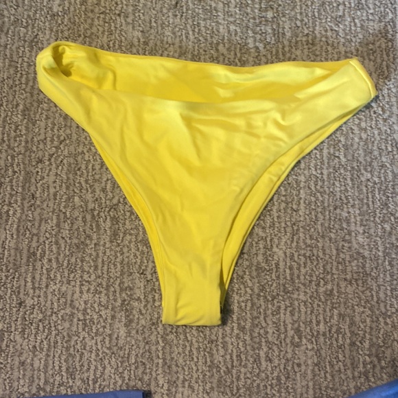 Yellow bikini - Picture 1 of 2